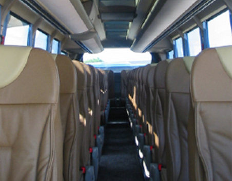 Interieur d'un autocar avec des sièges confortables