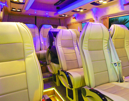 Interieur d'un minibus confortable avec des sièges individuels