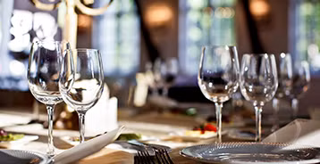 Une table dressée dans un restaurant étoilé.